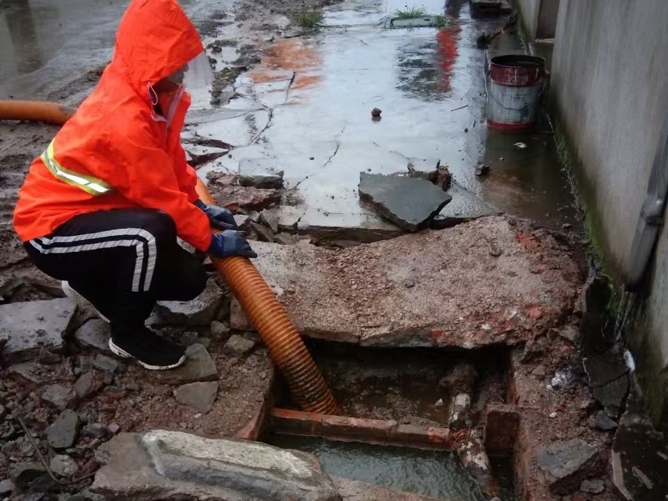 石河子专业清理污水池 炜誉市政以规范流程守护城市 “肠道”